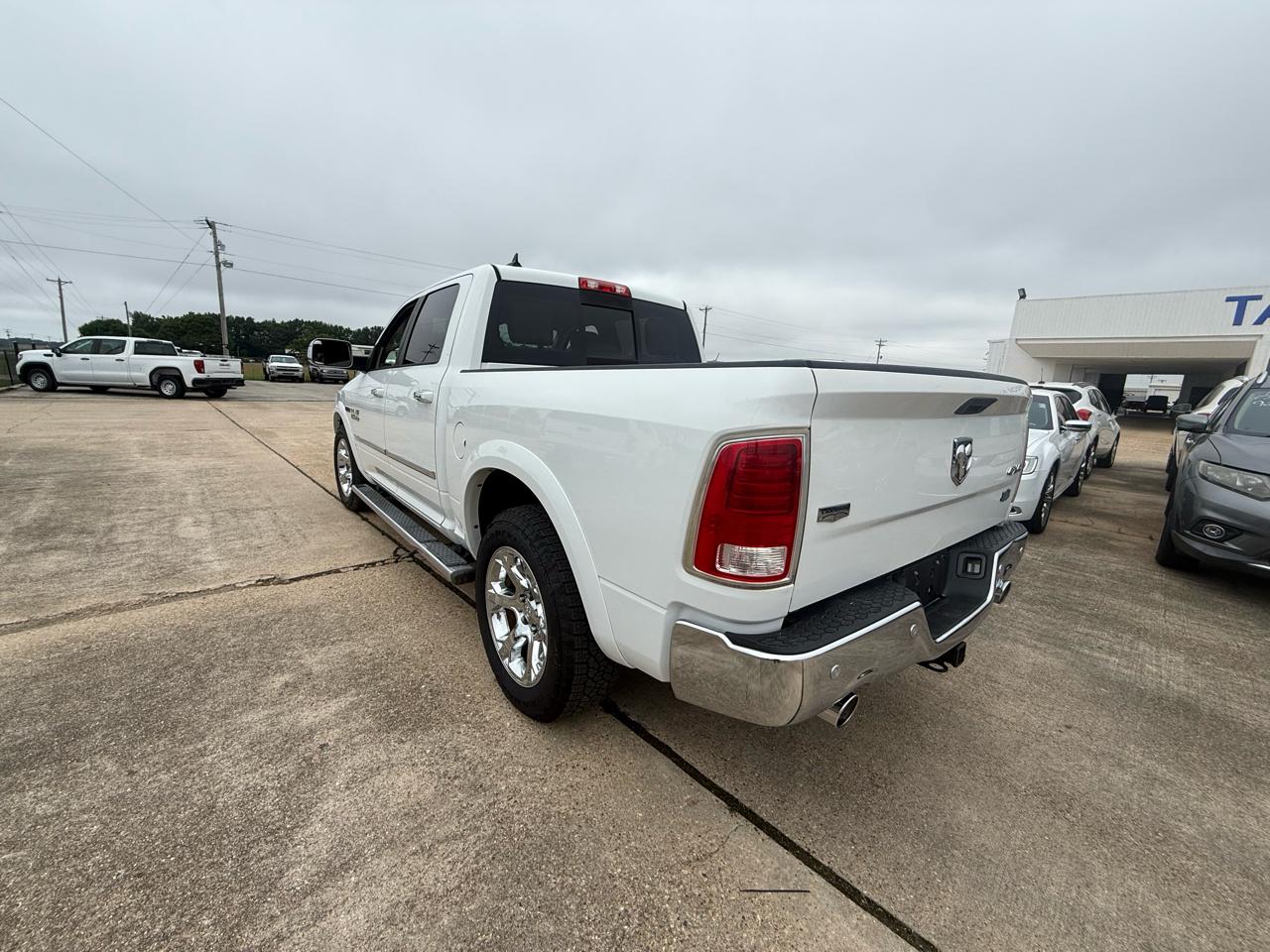 RAM 1500 4WD Crew Cab 140.5" Laramie 2015