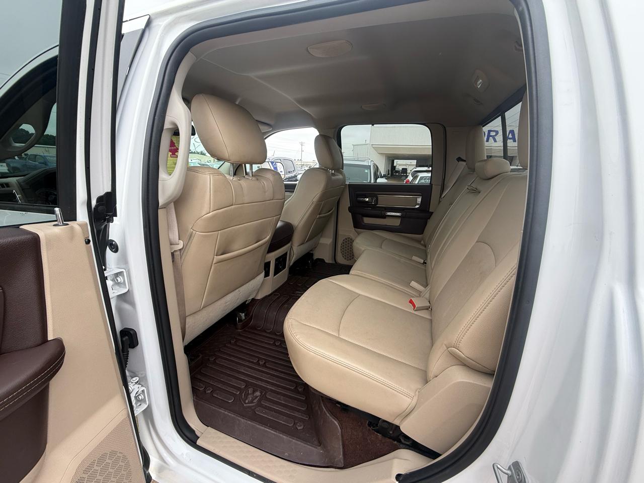 RAM 1500 4WD Crew Cab 140.5" Laramie 2015