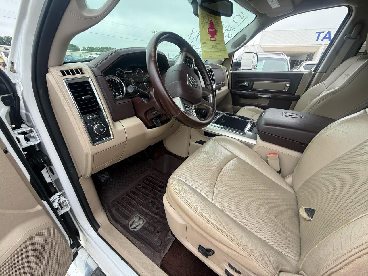 RAM 1500 4WD Crew Cab 140.5" Laramie 2015