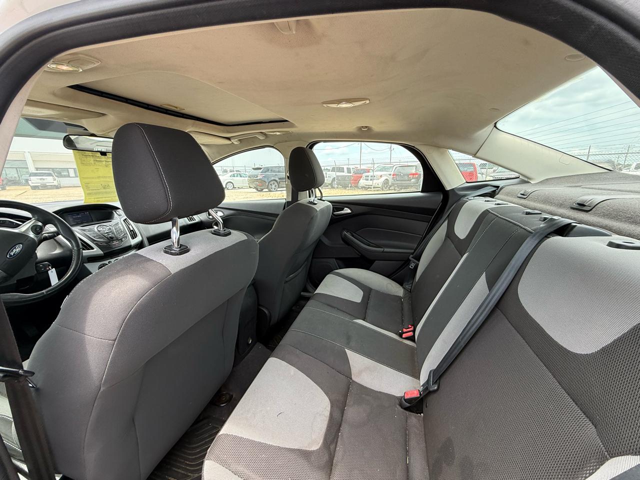 Ford Focus 4dr Sdn SE 2012