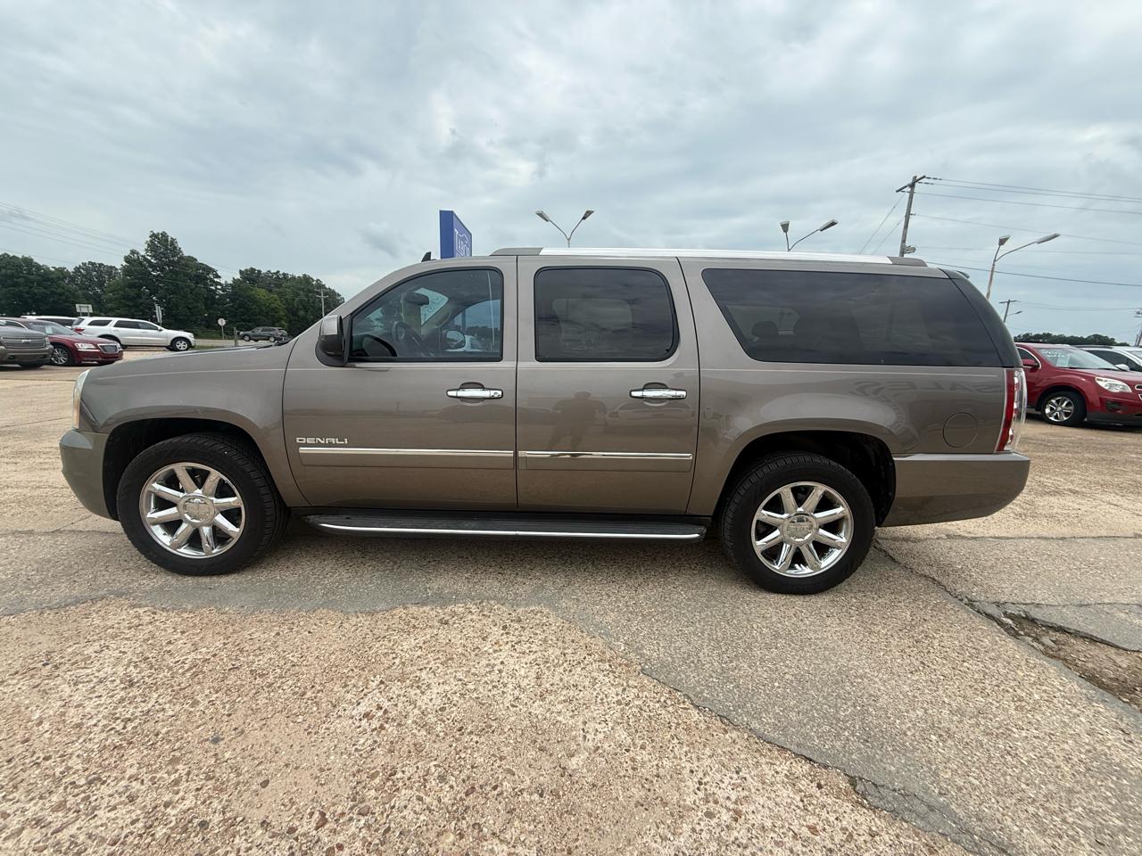 GMC Yukon XL AWD 4dr 1500 Denali 2013