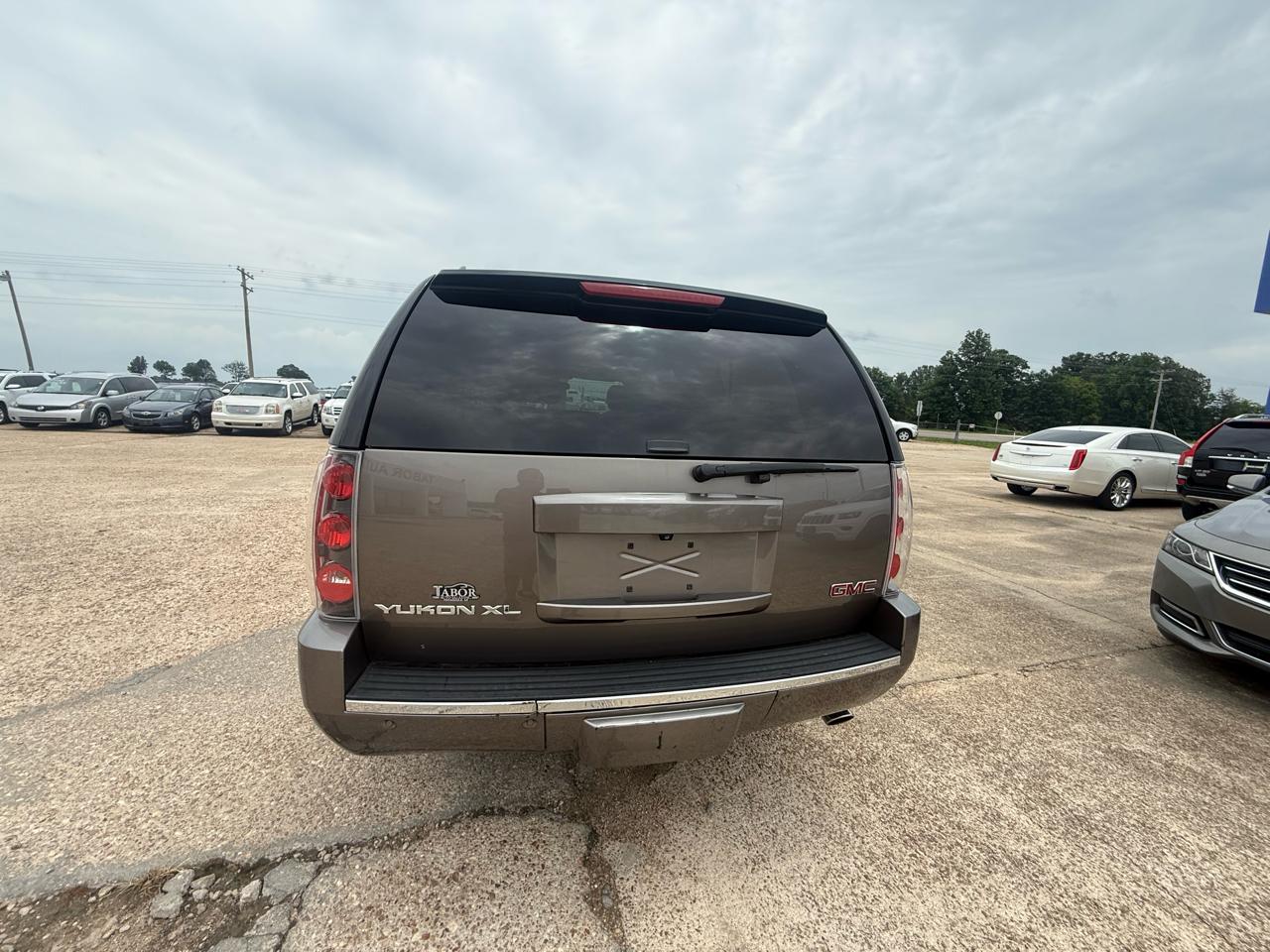 GMC Yukon XL AWD 4dr 1500 Denali 2013