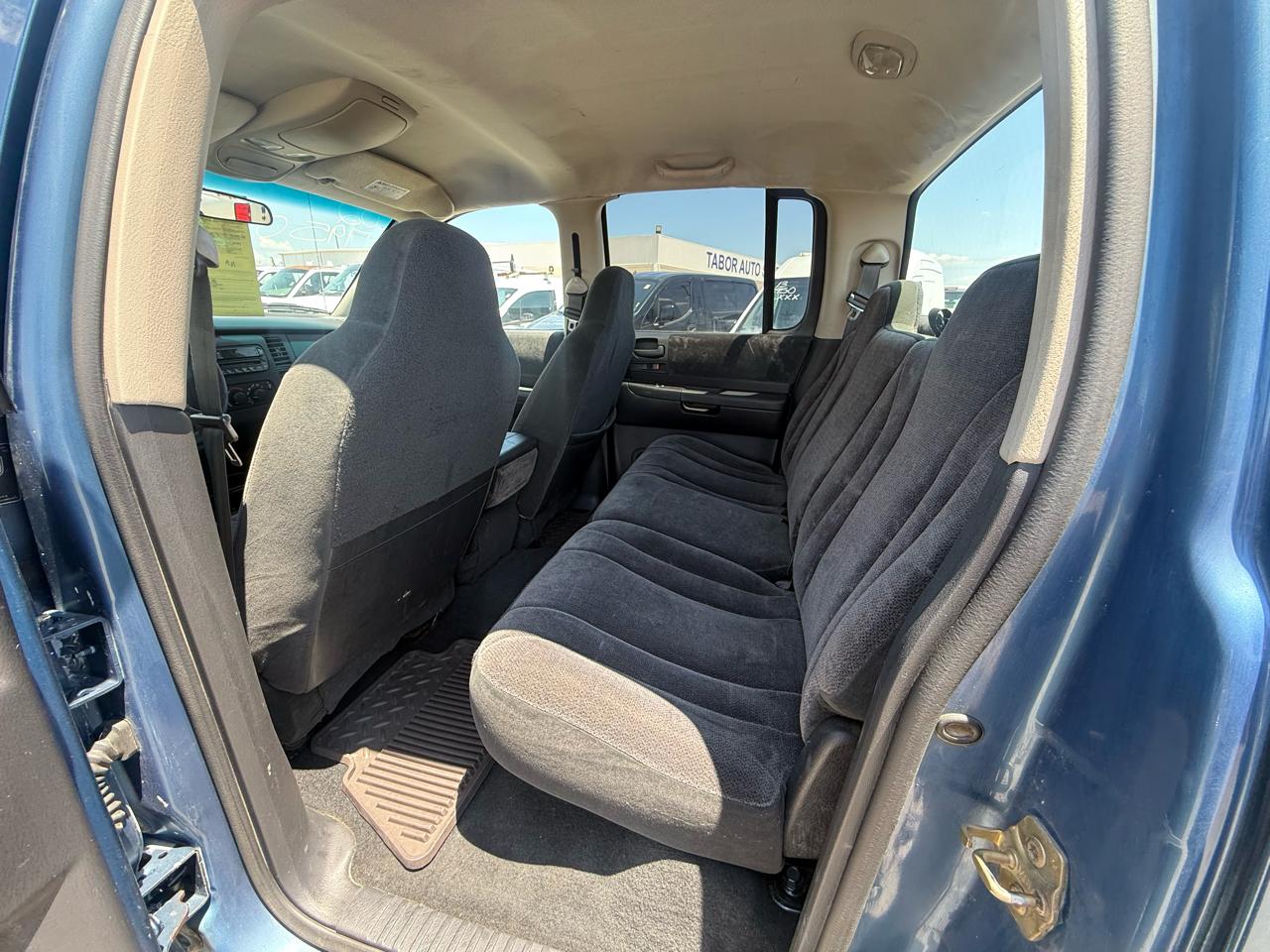Dodge Dakota Quad Cab 131" WB Sport 2002
