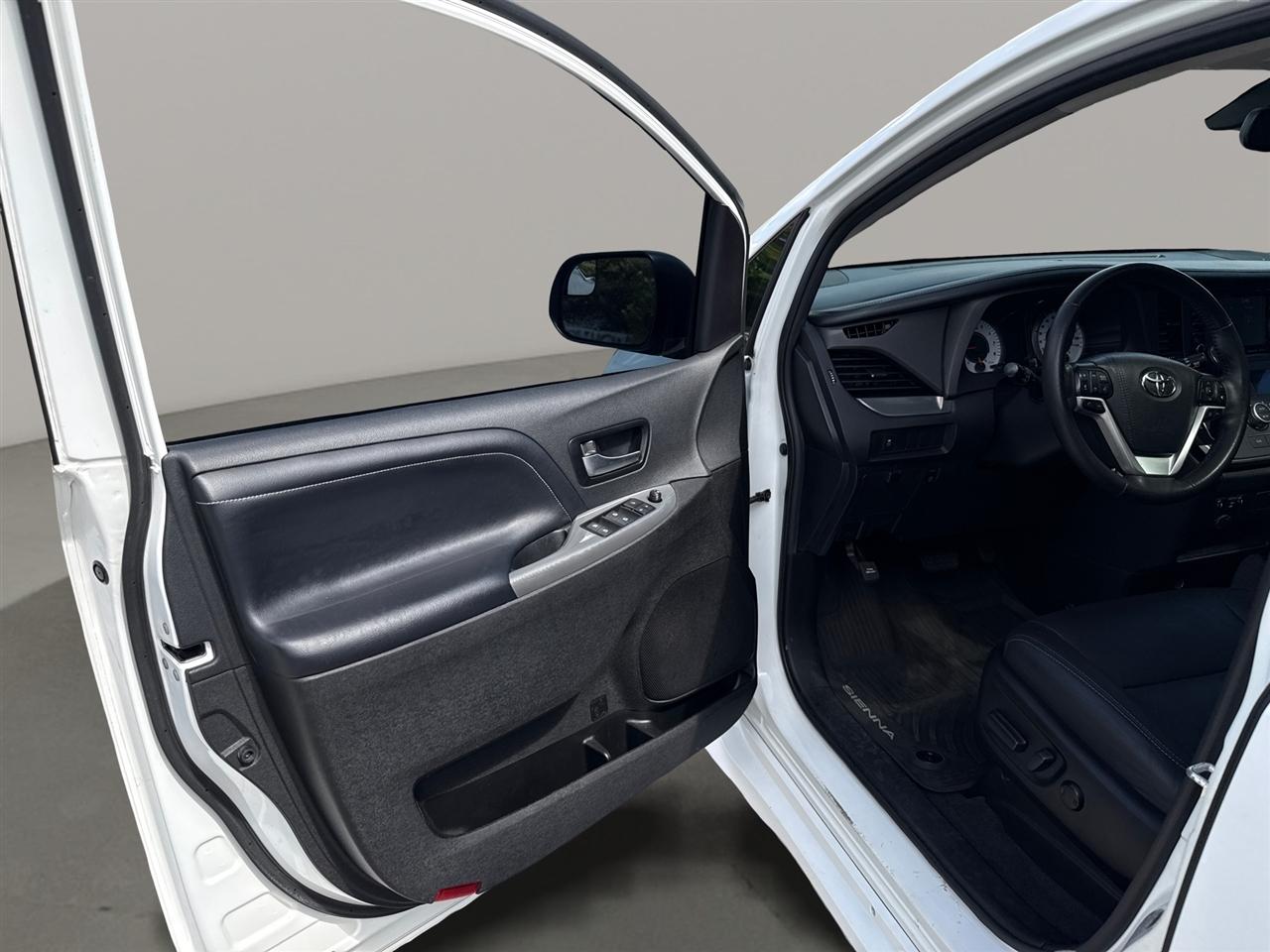 Toyota Sienna SE Premium FWD 8-Passenger (Natl) 2020