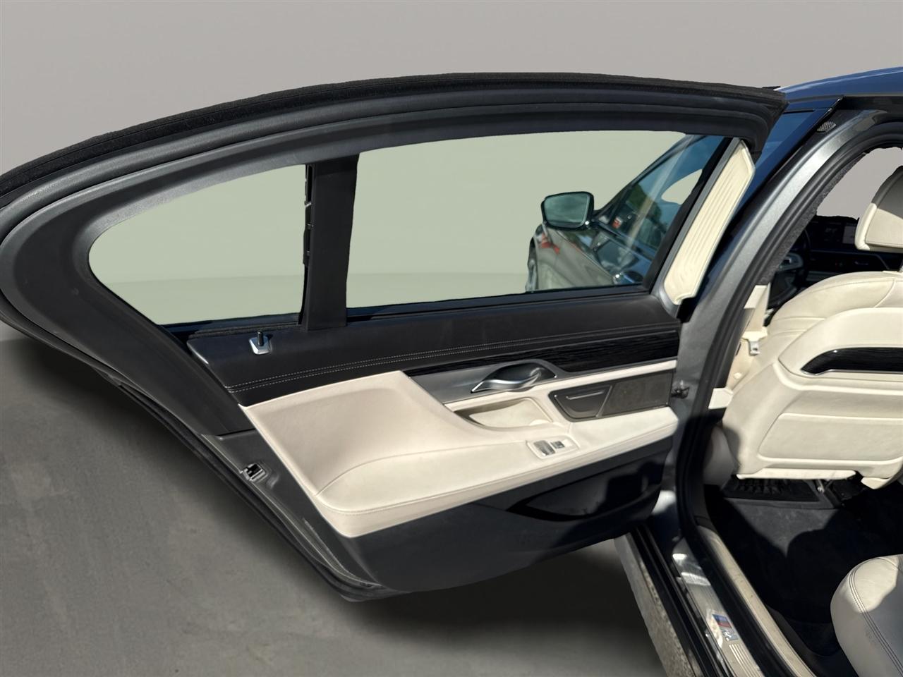 2019 BMW 740i - $24,000