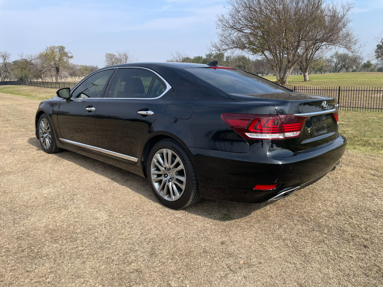 2017 Lexus LS L's photo