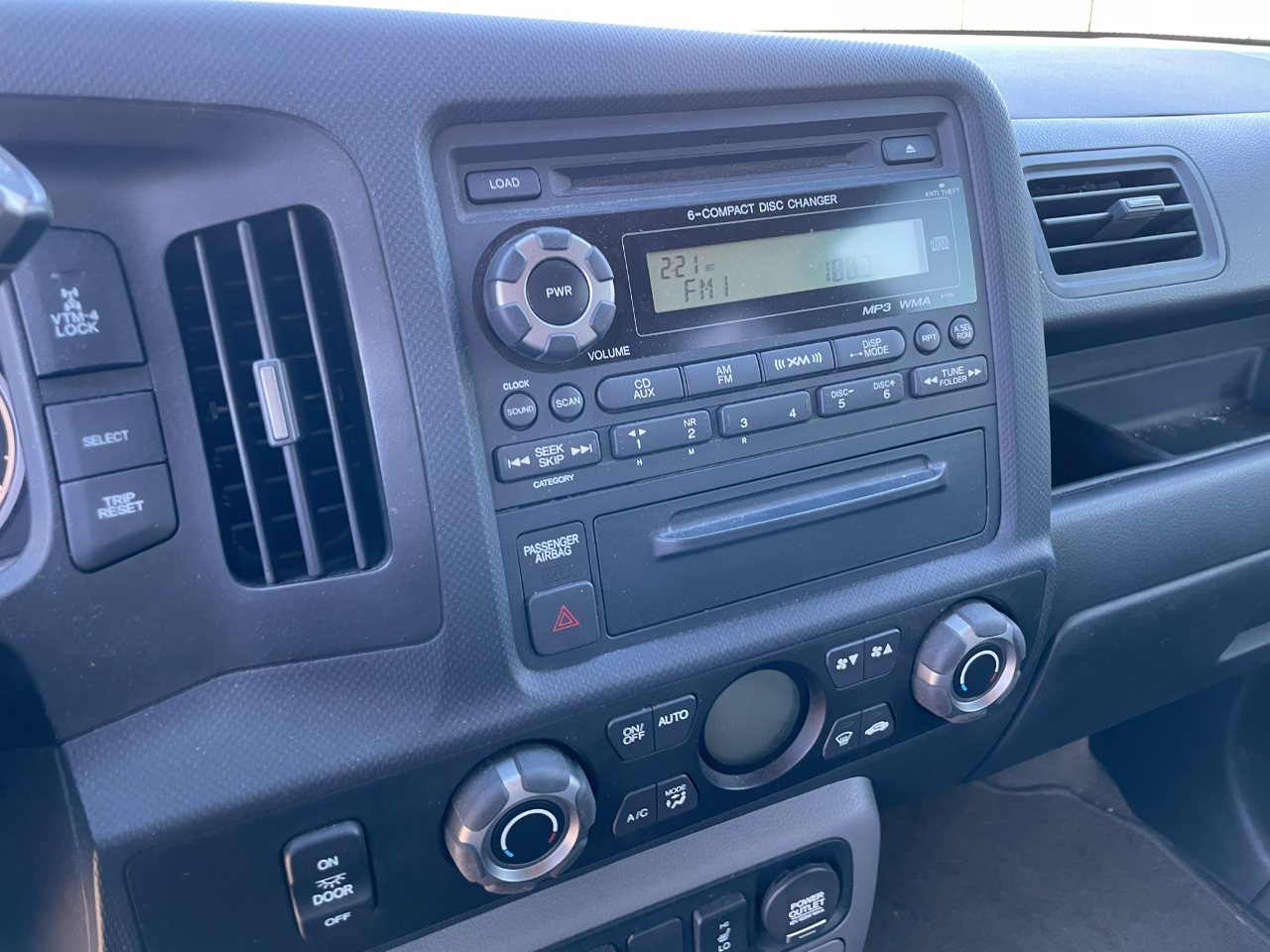Honda Ridgeline RTL AT with MOONROOF 2011