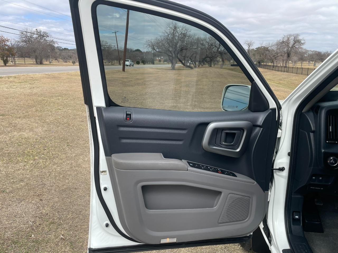 Honda Ridgeline RTL AT with MOONROOF 2011