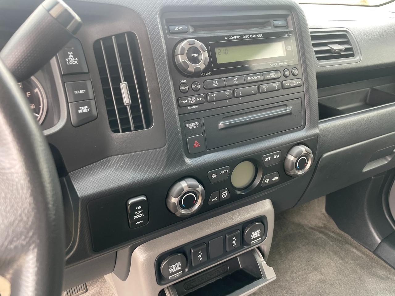 Honda Ridgeline RTL AT with MOONROOF 2011