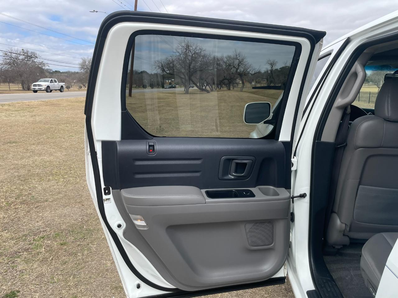 Honda Ridgeline RTL AT with MOONROOF 2011