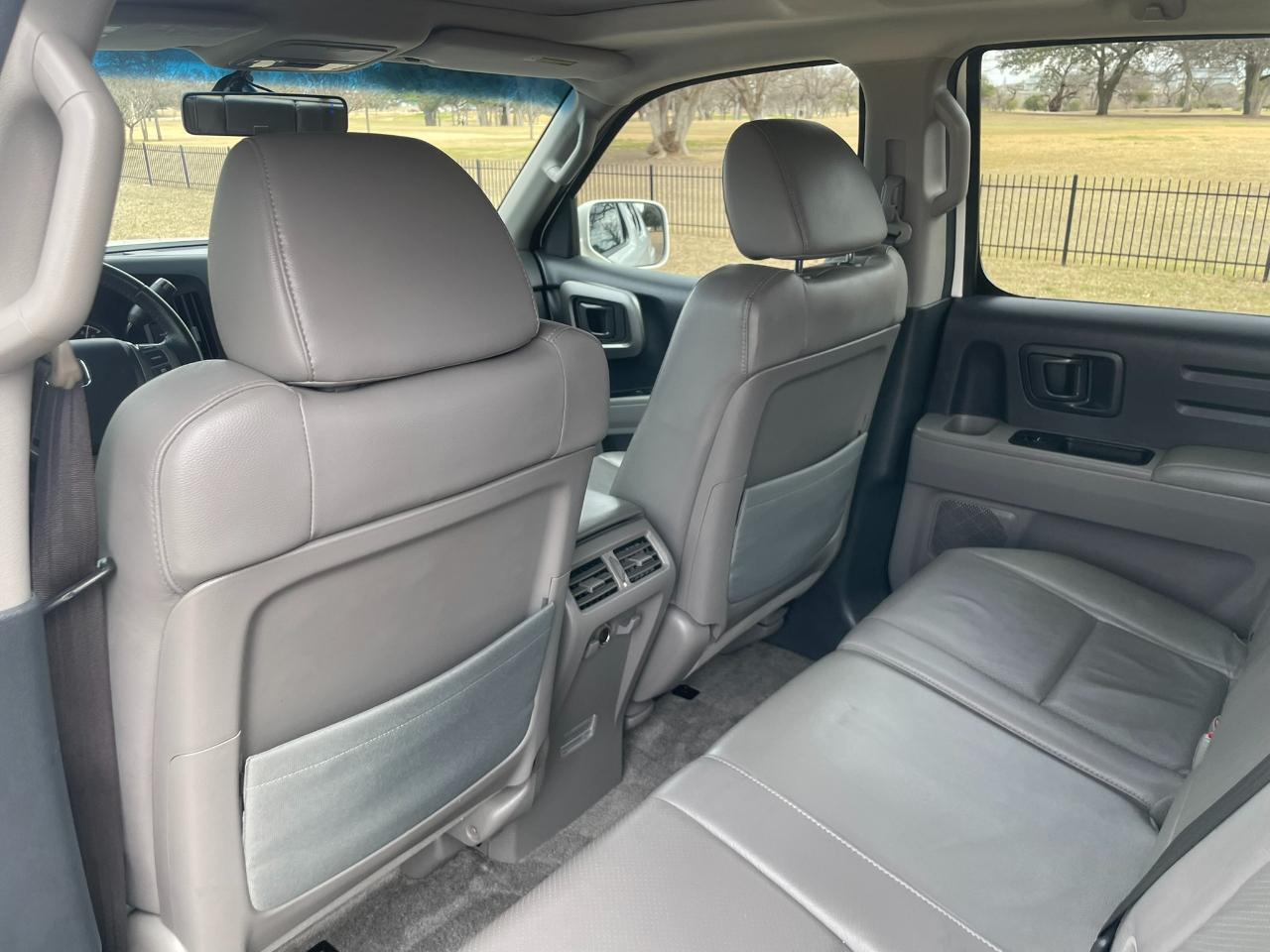 Honda Ridgeline RTL AT with MOONROOF 2011