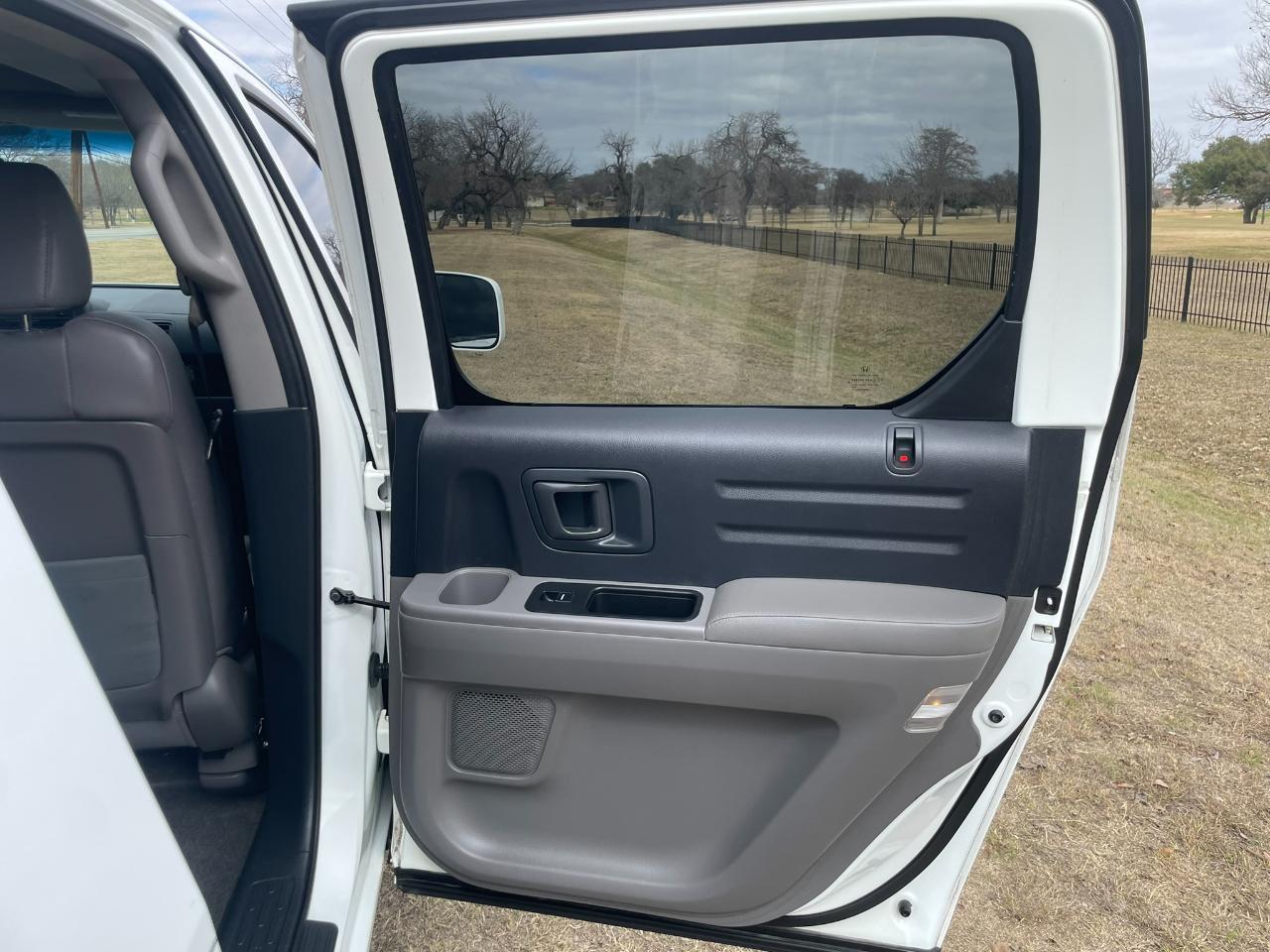 Honda Ridgeline RTL AT with MOONROOF 2011