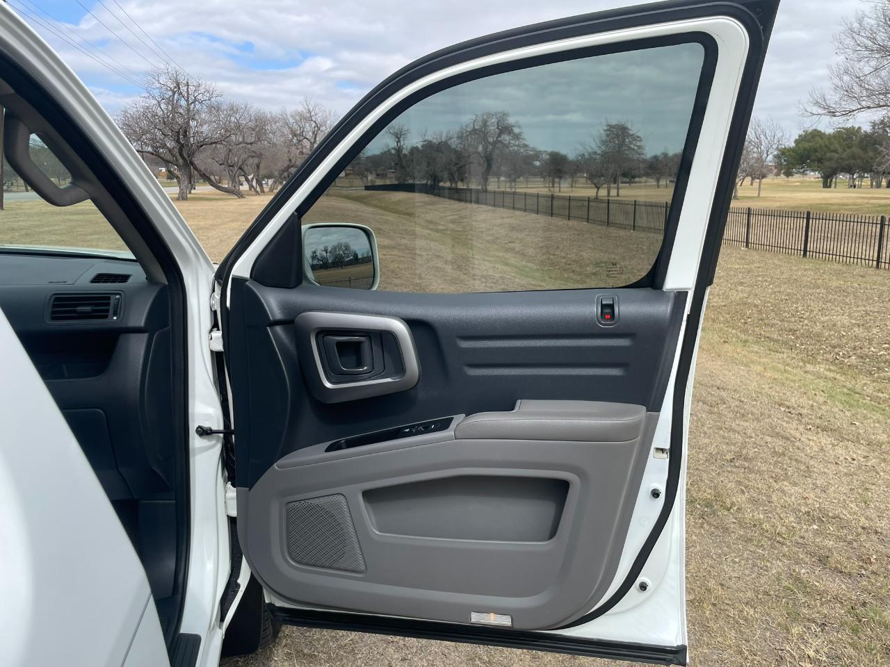 Honda Ridgeline RTL AT with MOONROOF 2011