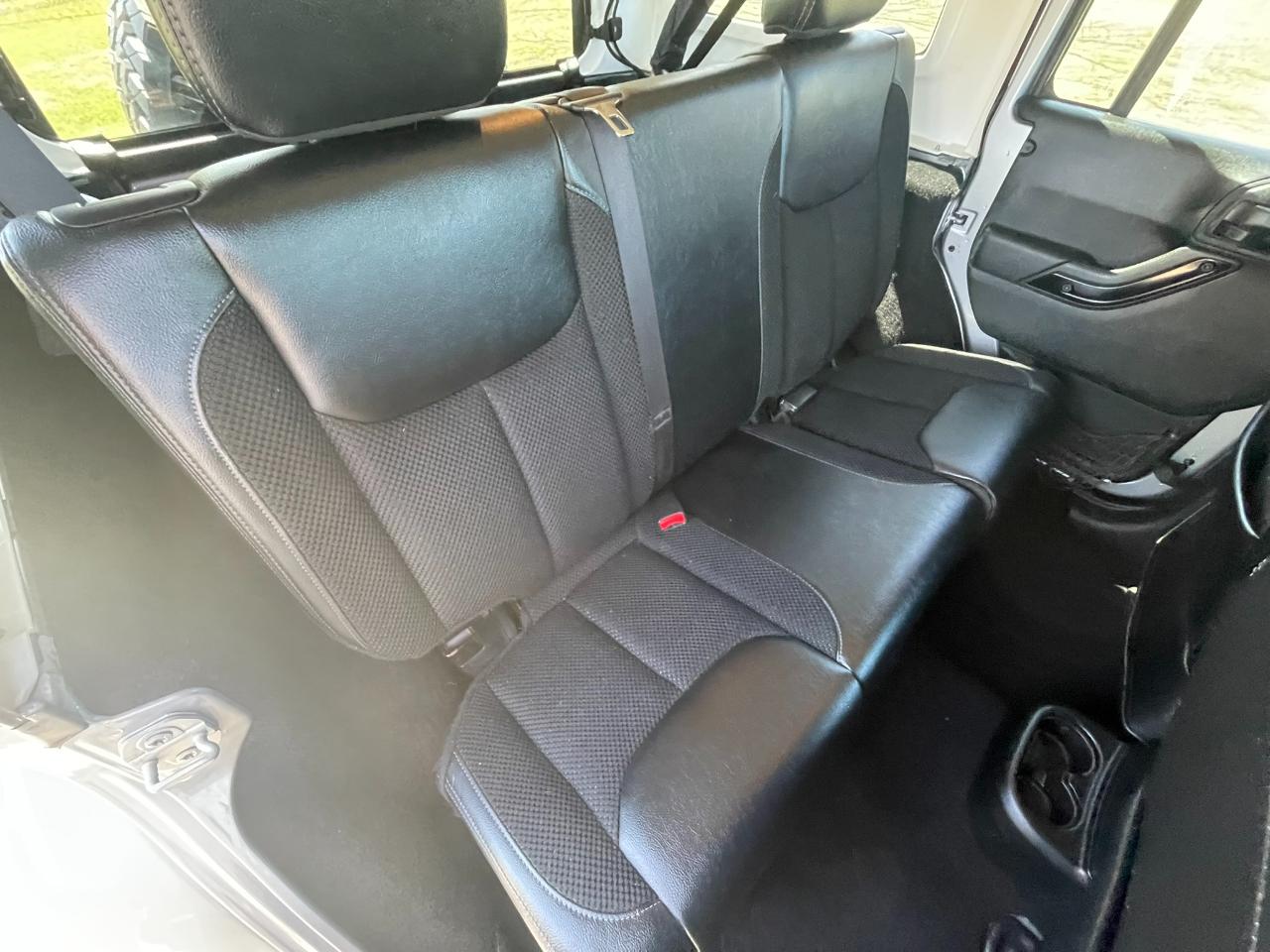 Jeep Wrangler Unlimited Sahara 4WD 2017