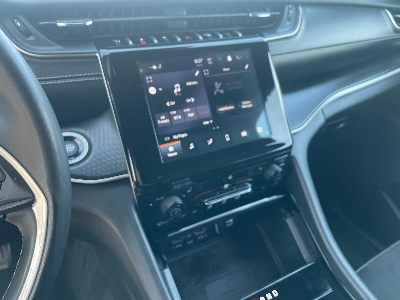 Jeep Grand Cherokee Laredo 4WD 2023