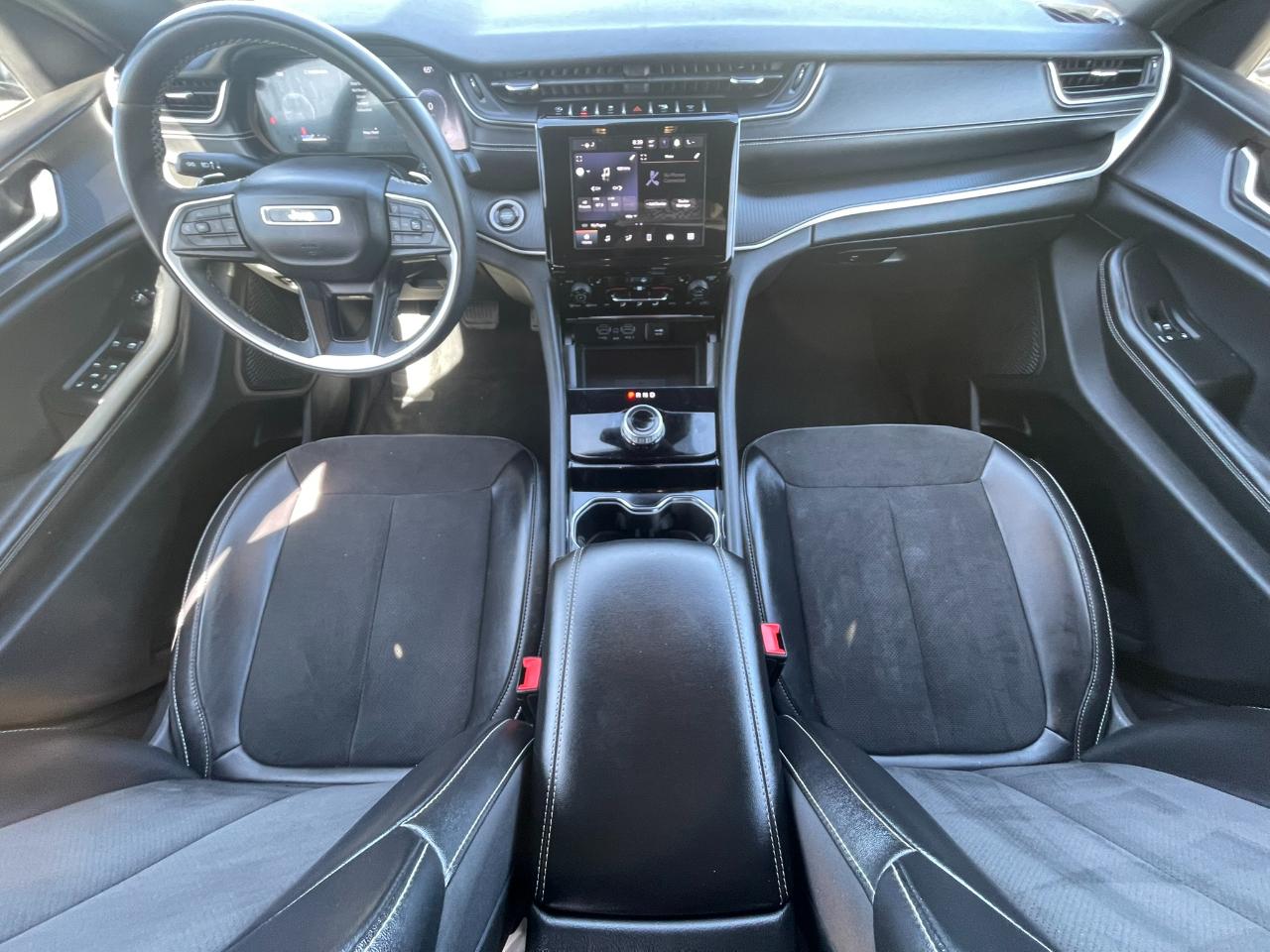 Jeep Grand Cherokee Laredo 4WD 2023