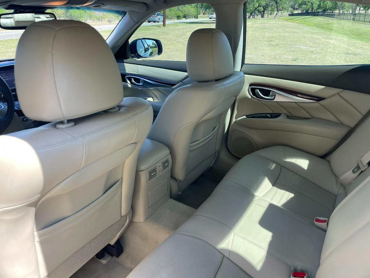 Infiniti Q70 37 2015