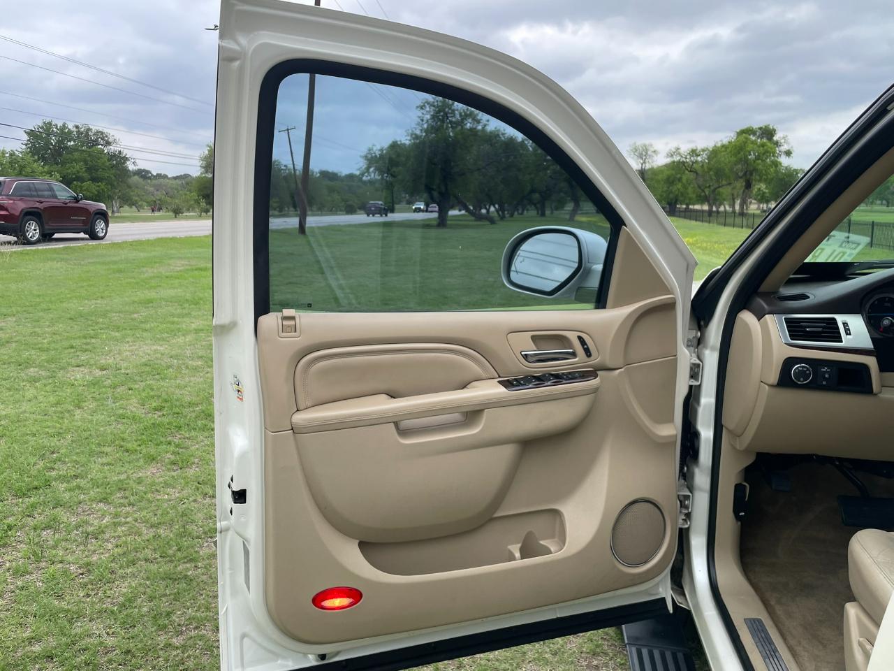 Cadillac Escalade AWD Premium 2011