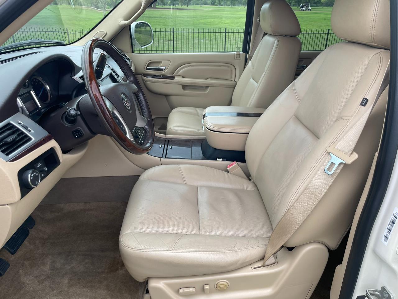 Cadillac Escalade AWD Premium 2011