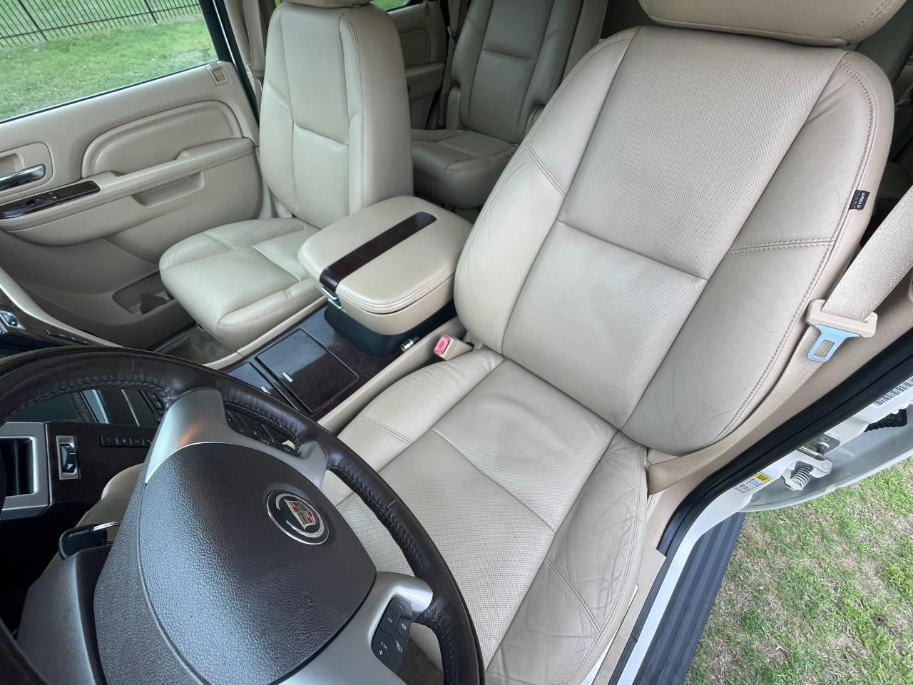 Cadillac Escalade AWD Premium 2011