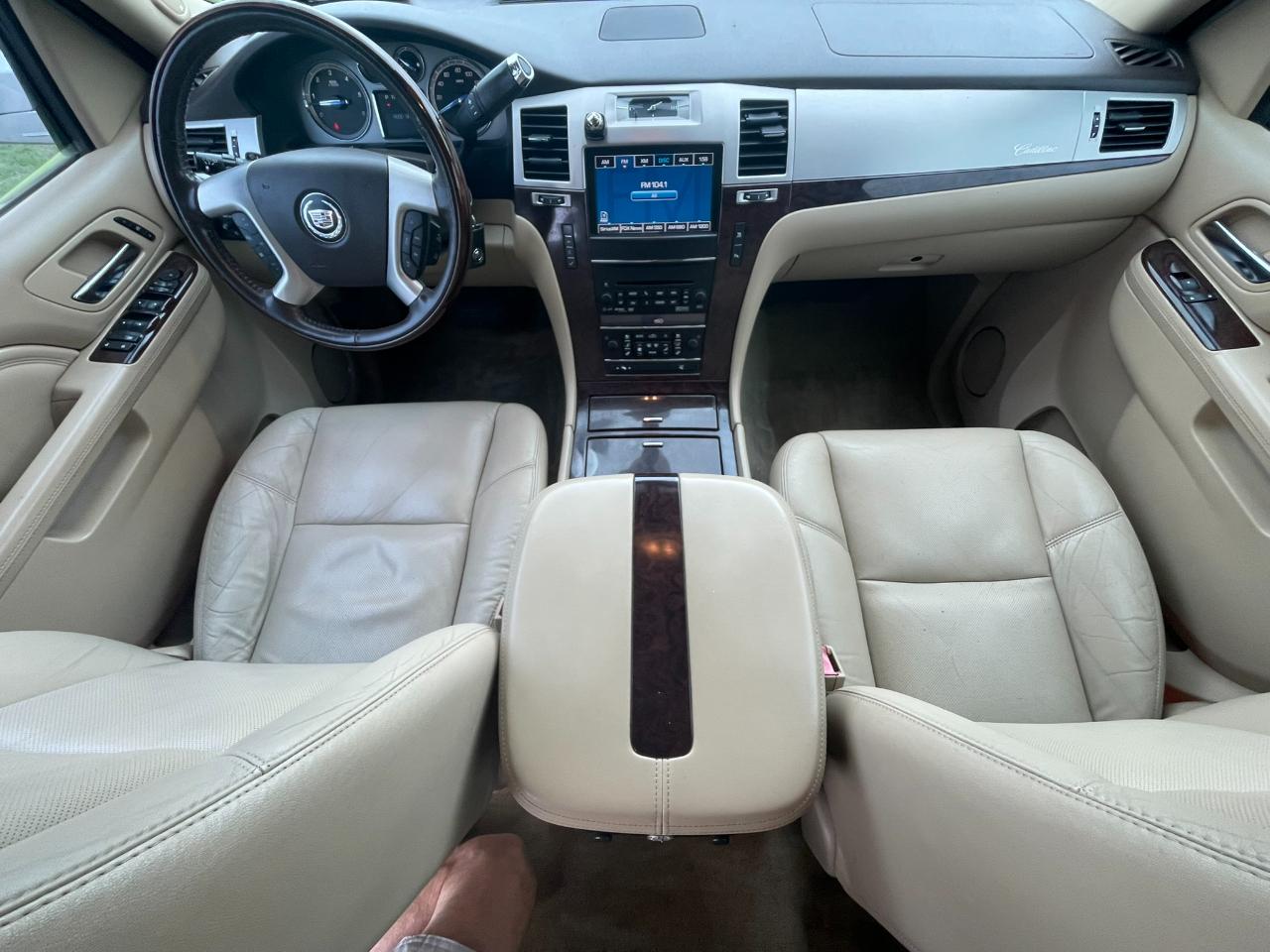 Cadillac Escalade AWD Premium 2011