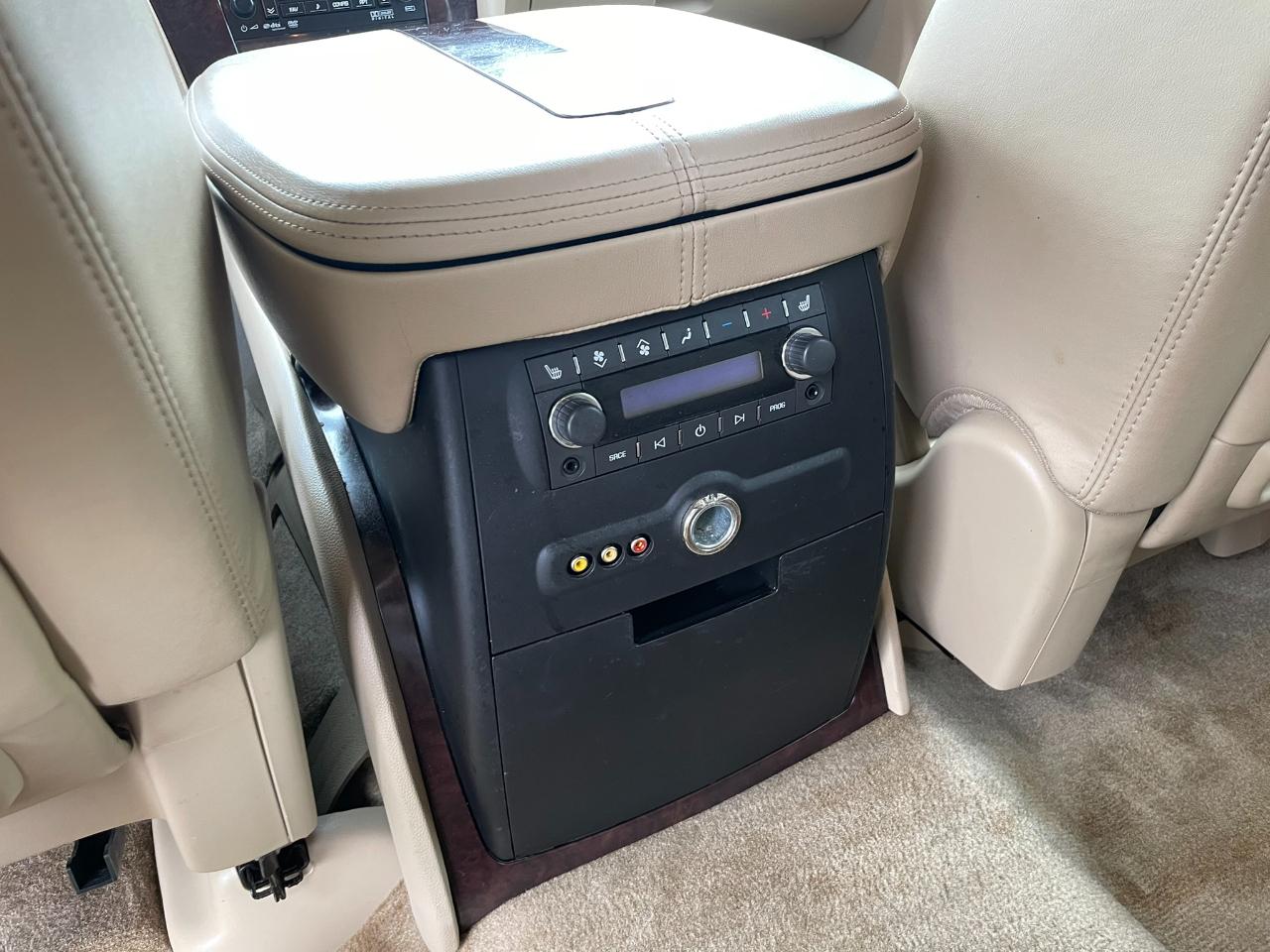 Cadillac Escalade AWD Premium 2011