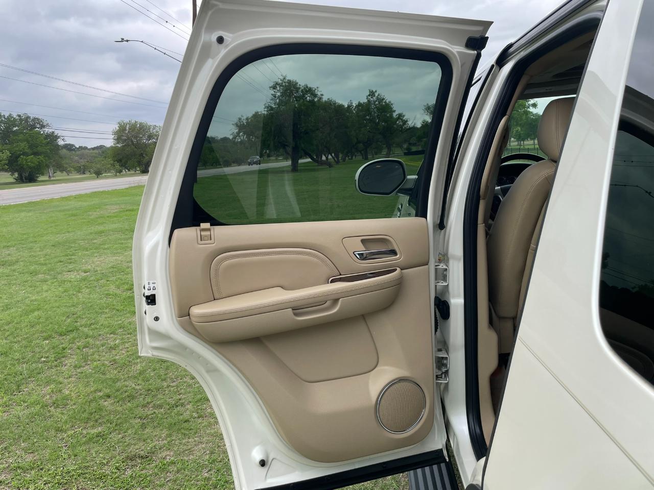 Cadillac Escalade AWD Premium 2011