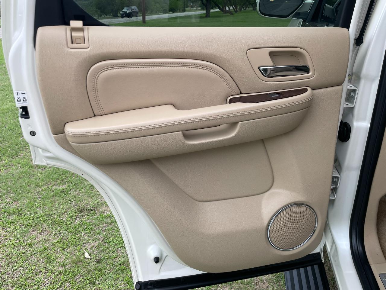 Cadillac Escalade AWD Premium 2011