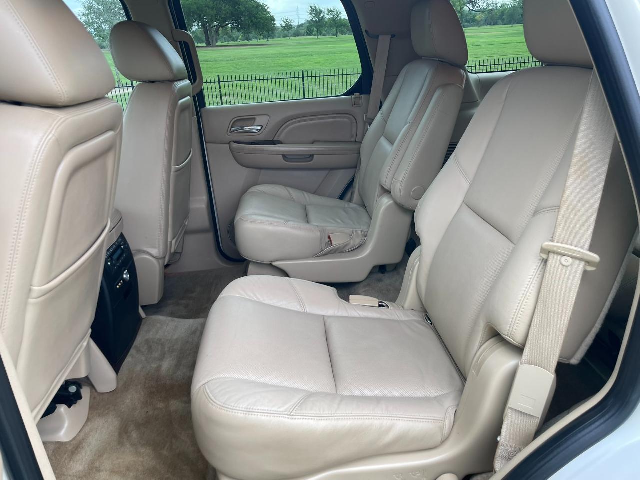 Cadillac Escalade AWD Premium 2011