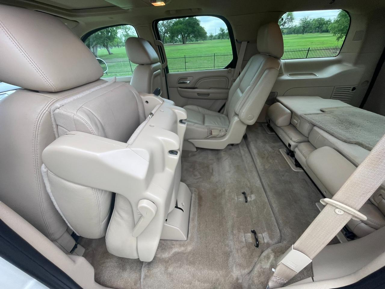 Cadillac Escalade AWD Premium 2011