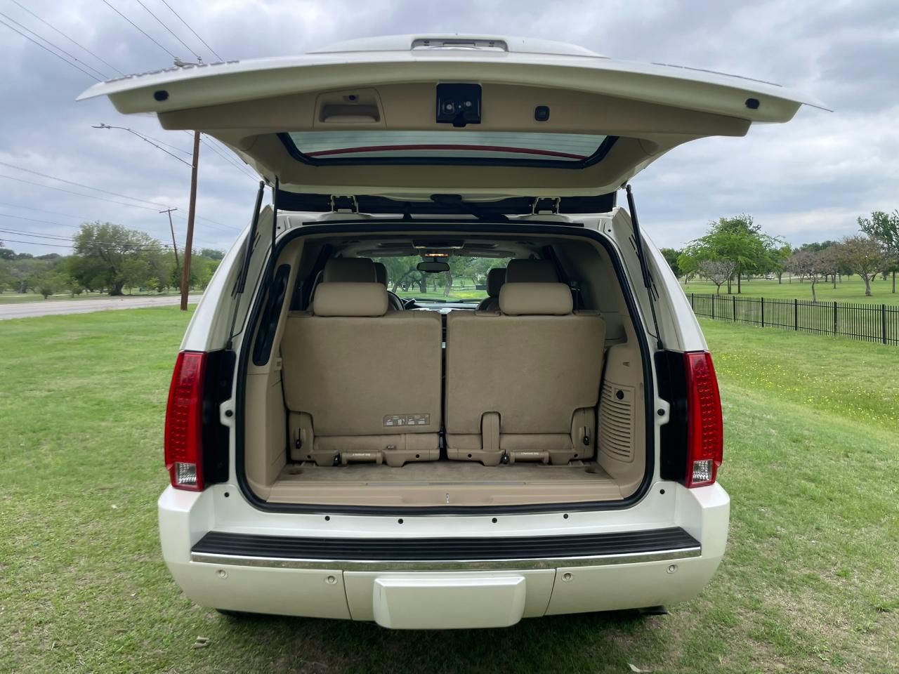 Cadillac Escalade AWD Premium 2011