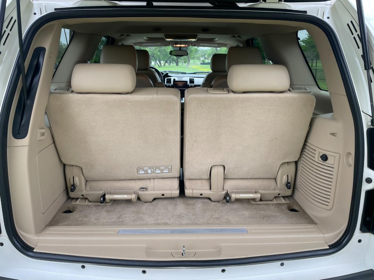 Cadillac Escalade AWD Premium 2011