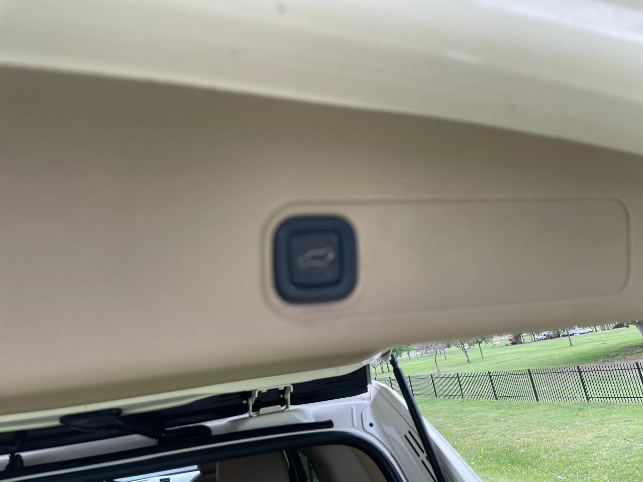 Cadillac Escalade AWD Premium 2011