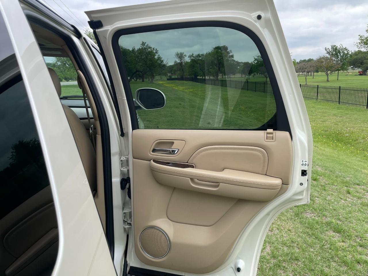 Cadillac Escalade AWD Premium 2011