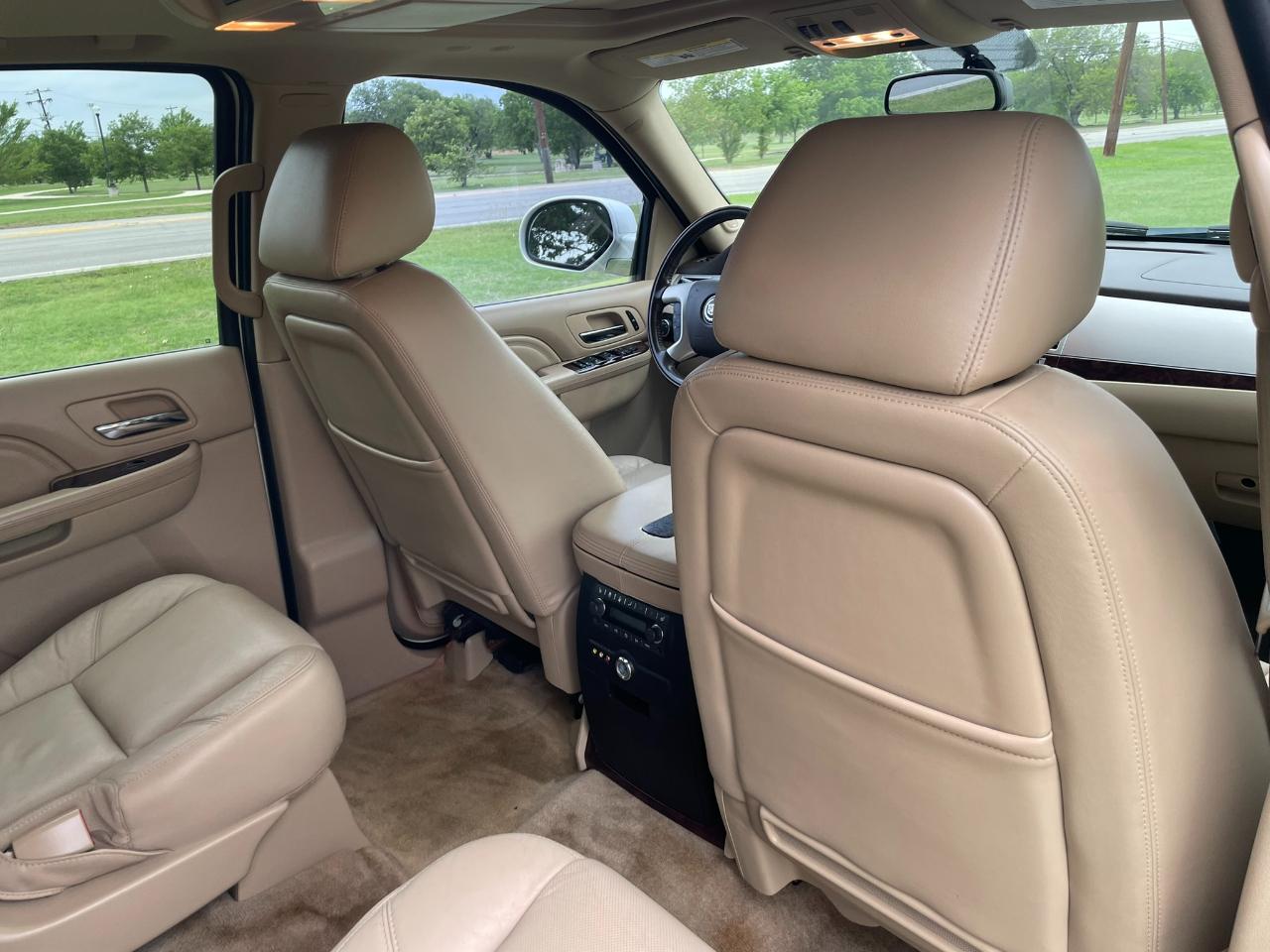 Cadillac Escalade AWD Premium 2011