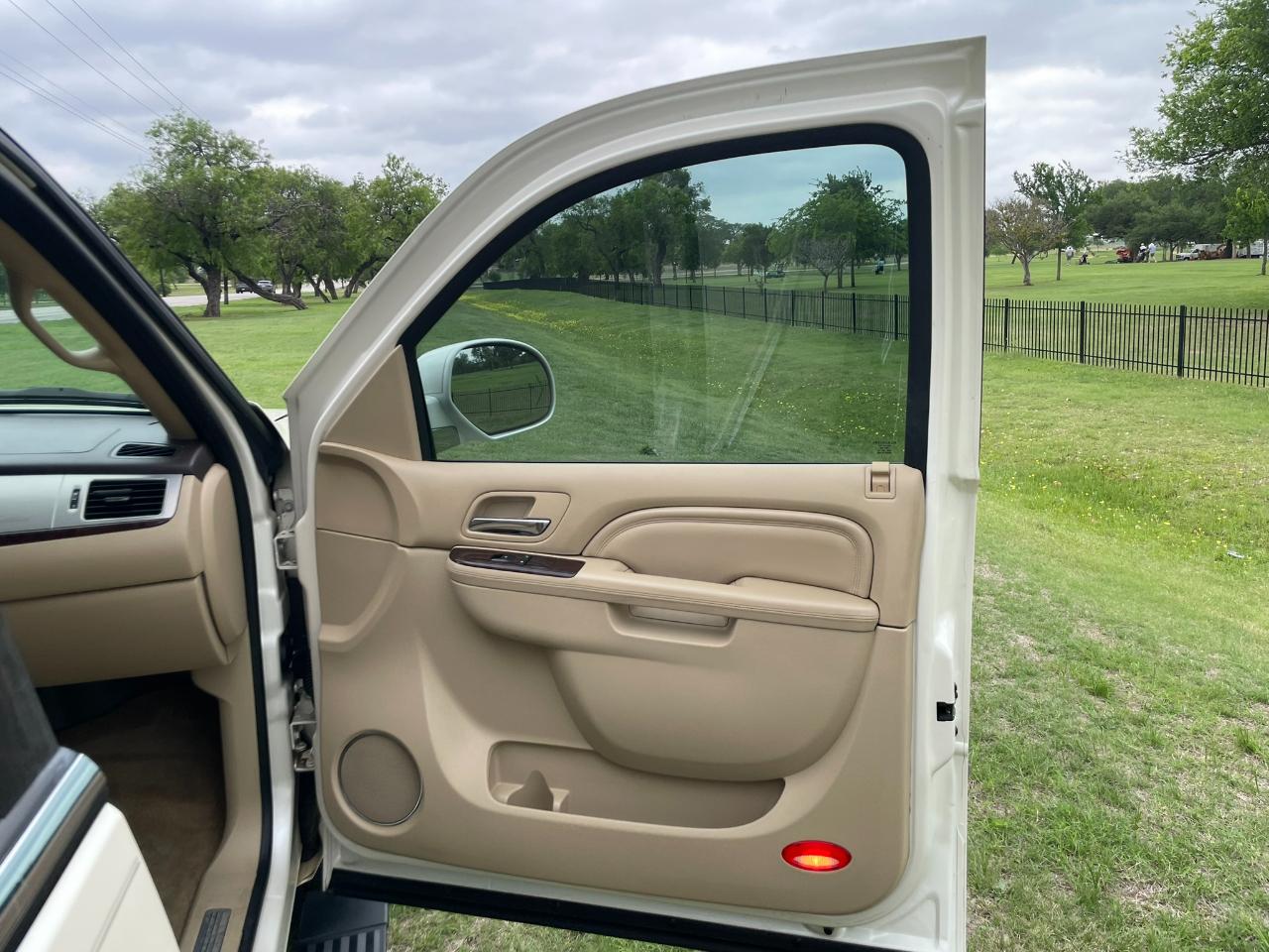 Cadillac Escalade AWD Premium 2011