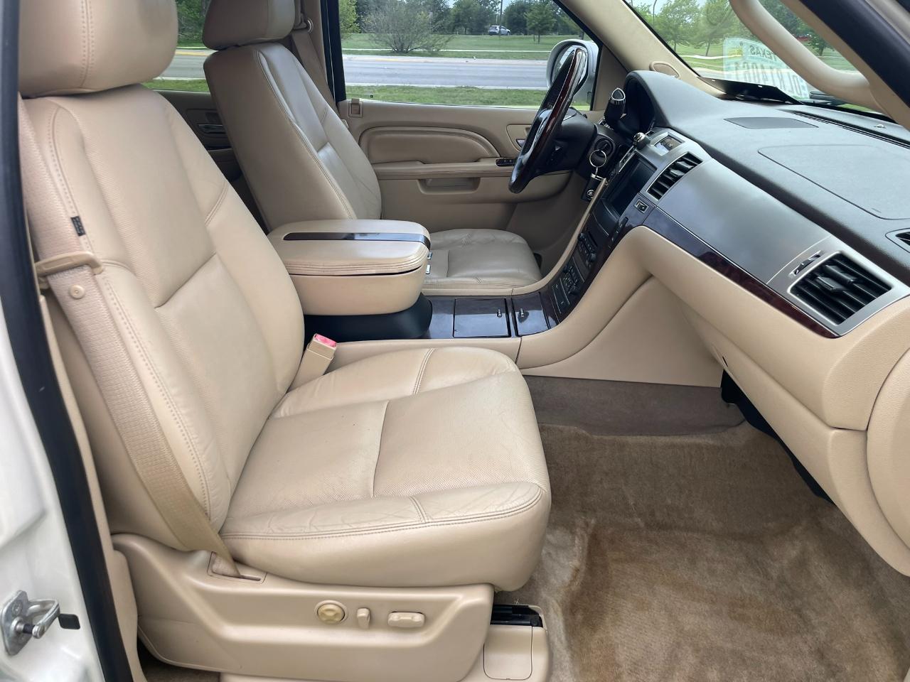Cadillac Escalade AWD Premium 2011