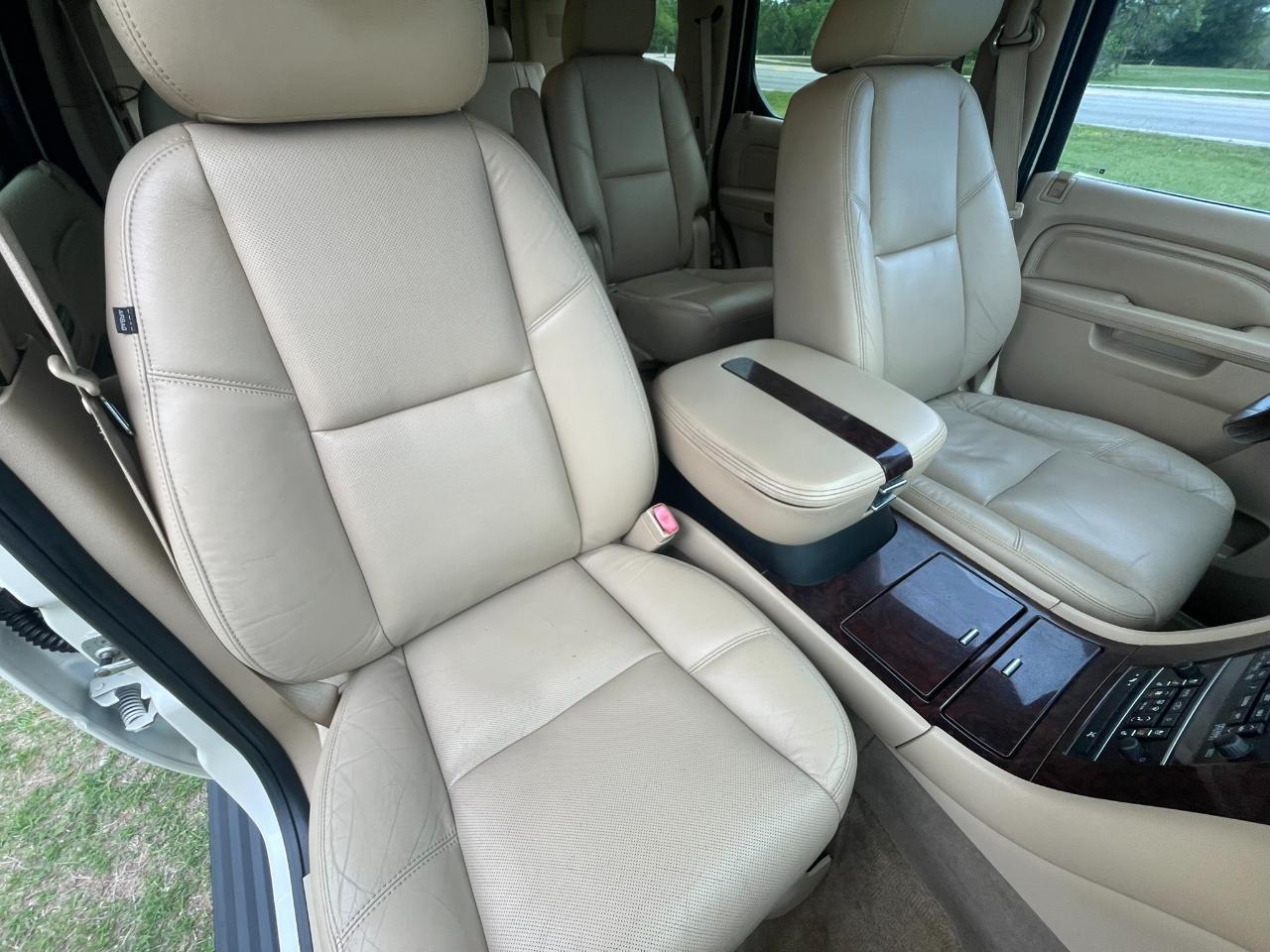 Cadillac Escalade AWD Premium 2011