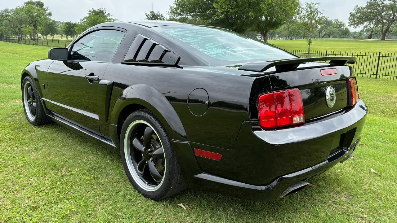Ford Mustang GT Deluxe Coupe 2006