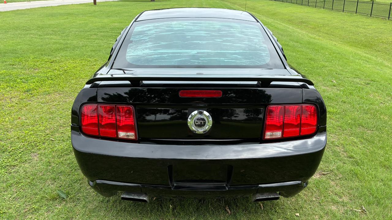 Ford Mustang GT Deluxe Coupe 2006
