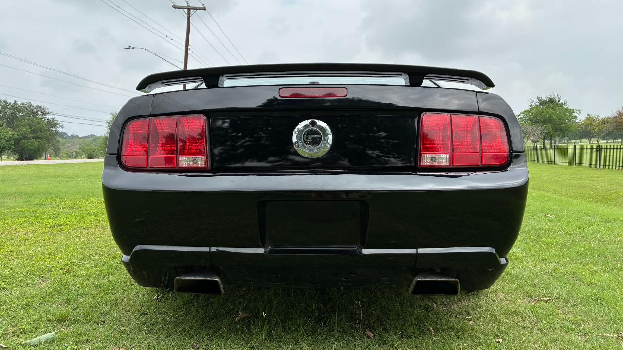 Ford Mustang GT Deluxe Coupe 2006