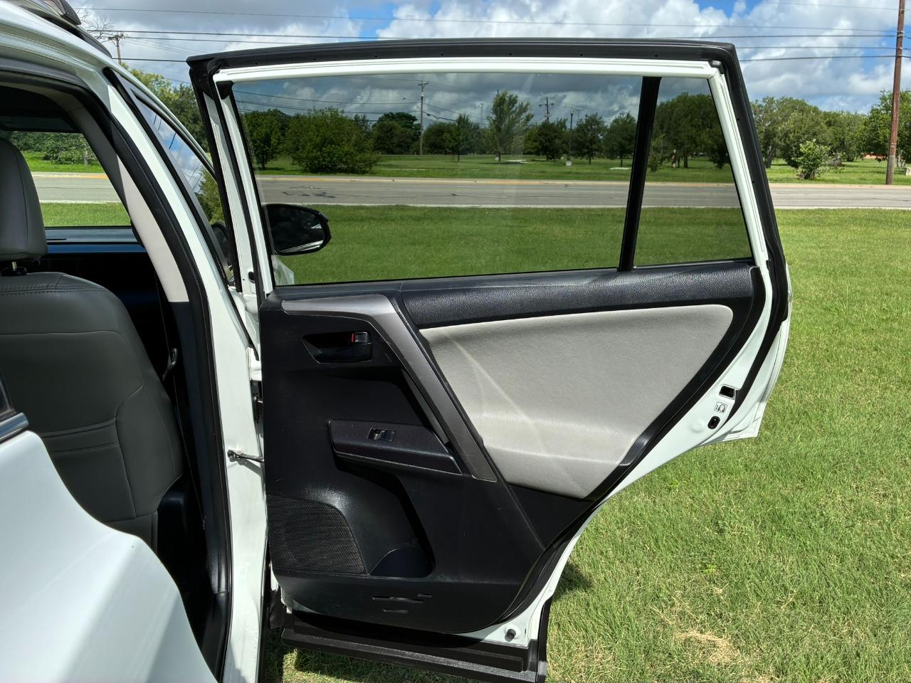 Toyota RAV4 LE FWD 2018