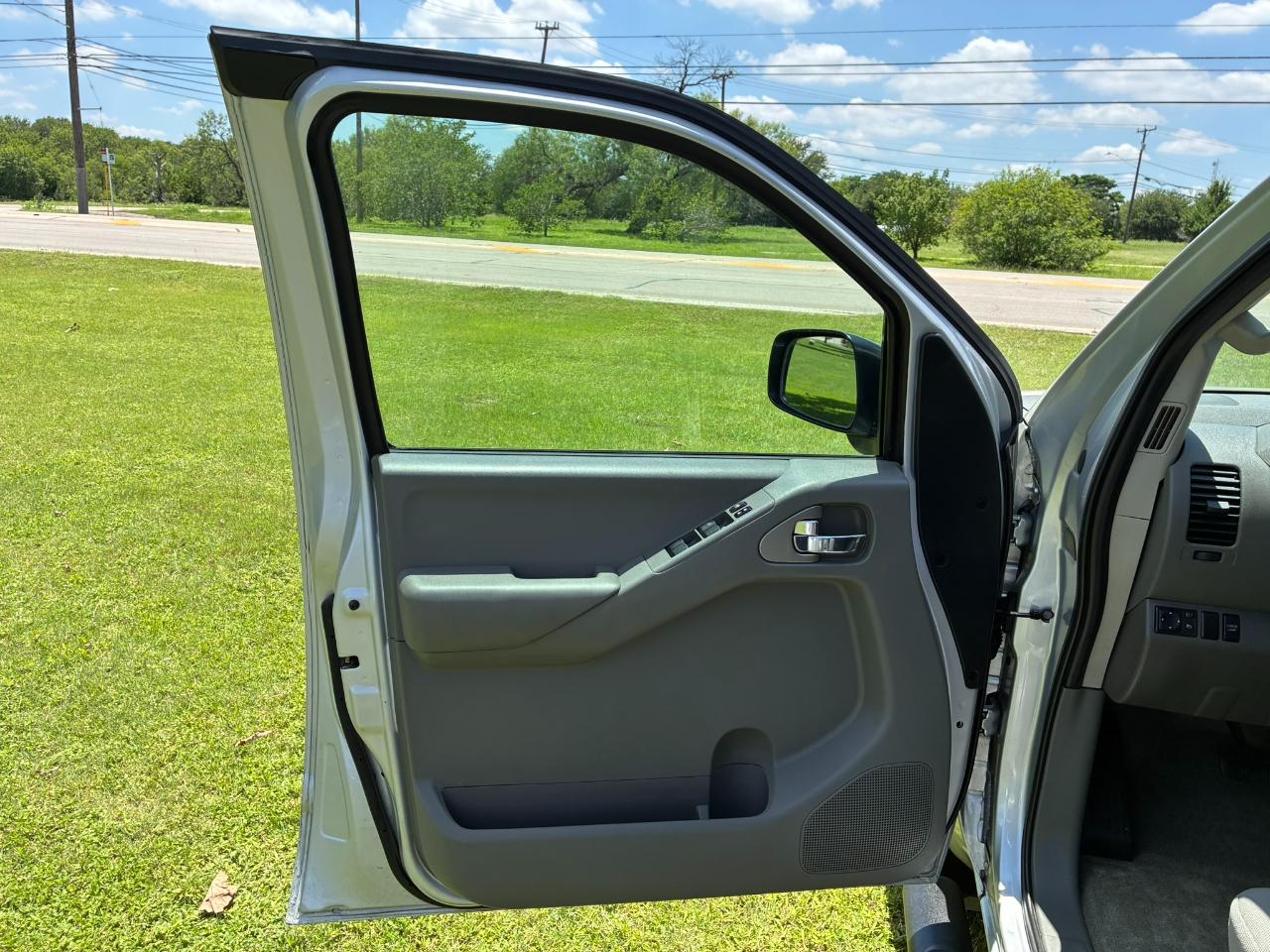 Nissan Frontier S Crew Cab 5AT 2WD 2014
