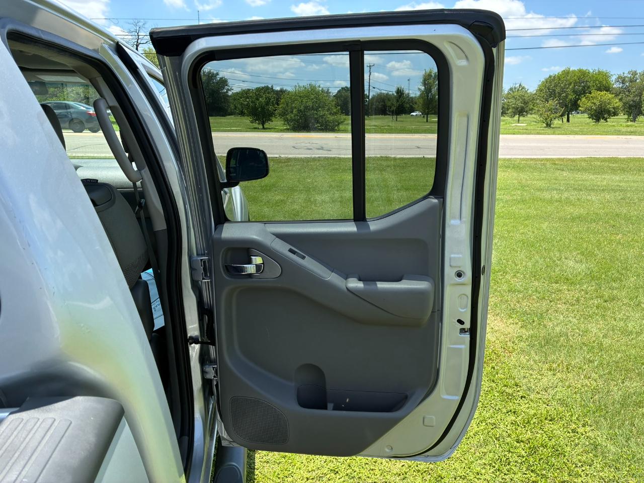 Nissan Frontier S Crew Cab 5AT 2WD 2014
