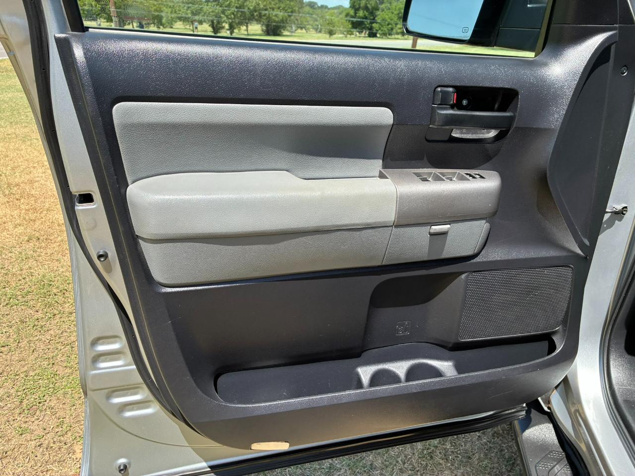 Toyota Sequoia SR5 5.7L 4WD FFV 2015