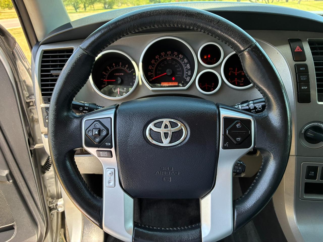 Toyota Sequoia SR5 5.7L 4WD FFV 2015