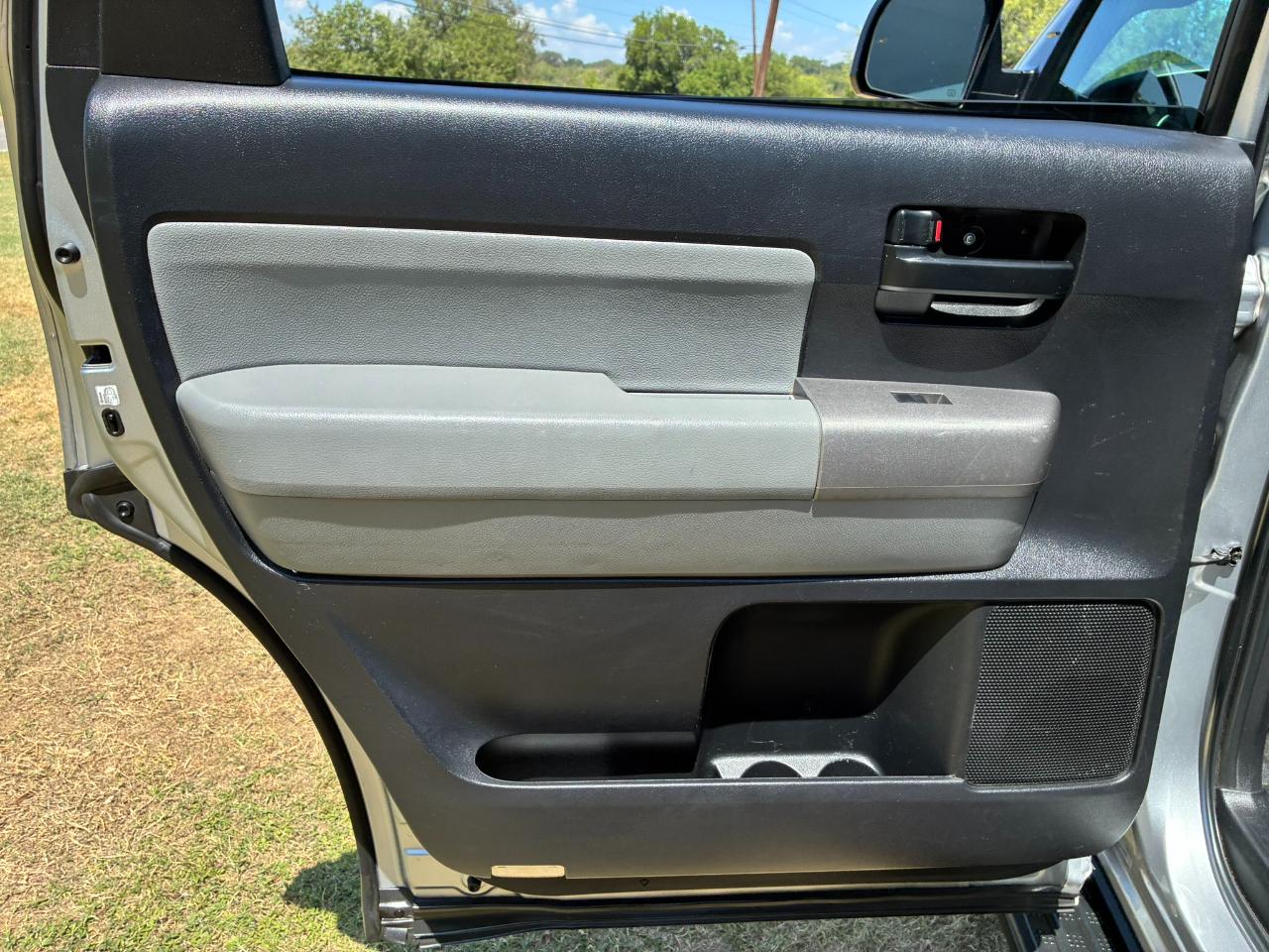 Toyota Sequoia SR5 5.7L 4WD FFV 2015
