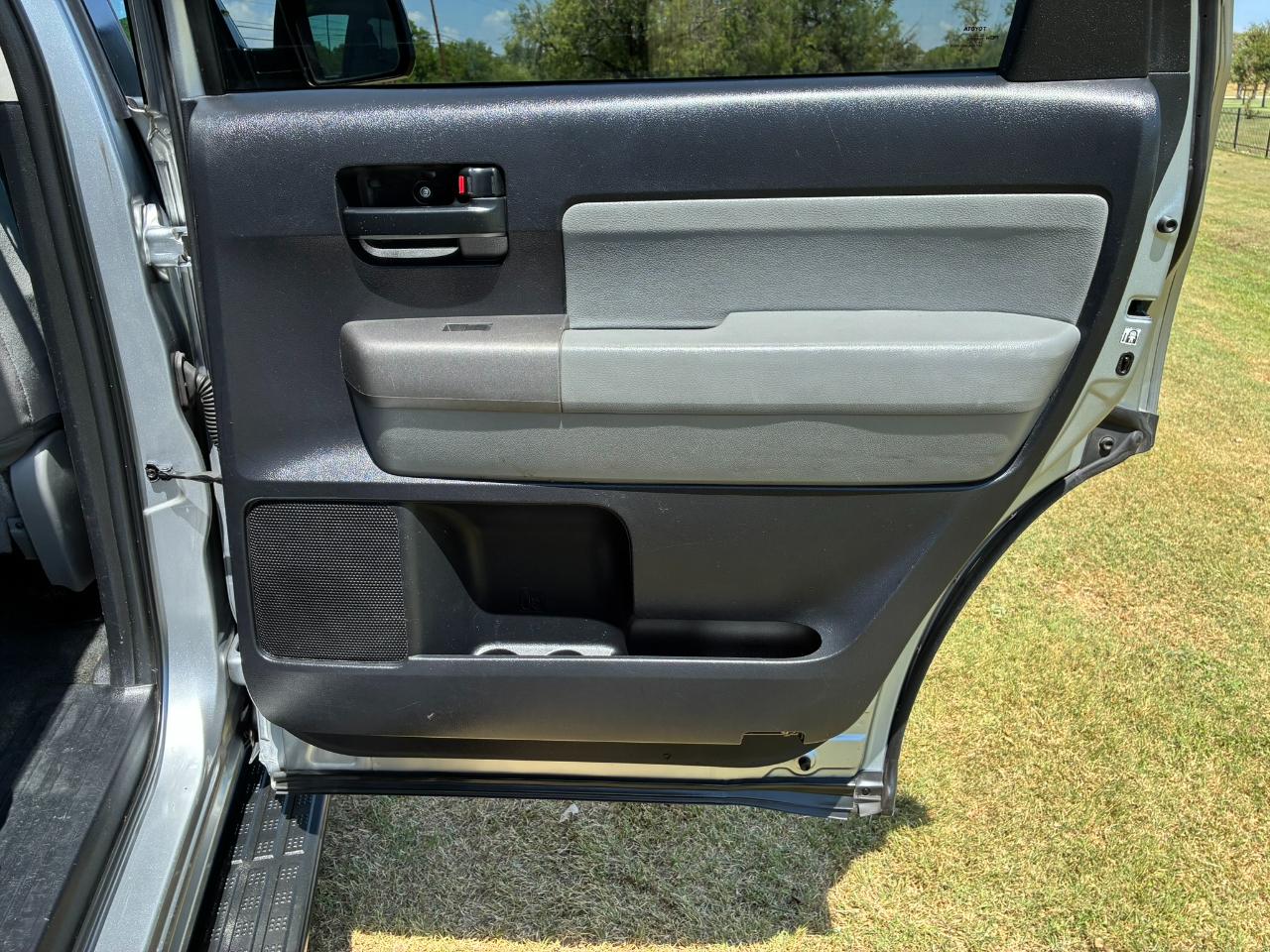 Toyota Sequoia SR5 5.7L 4WD FFV 2015