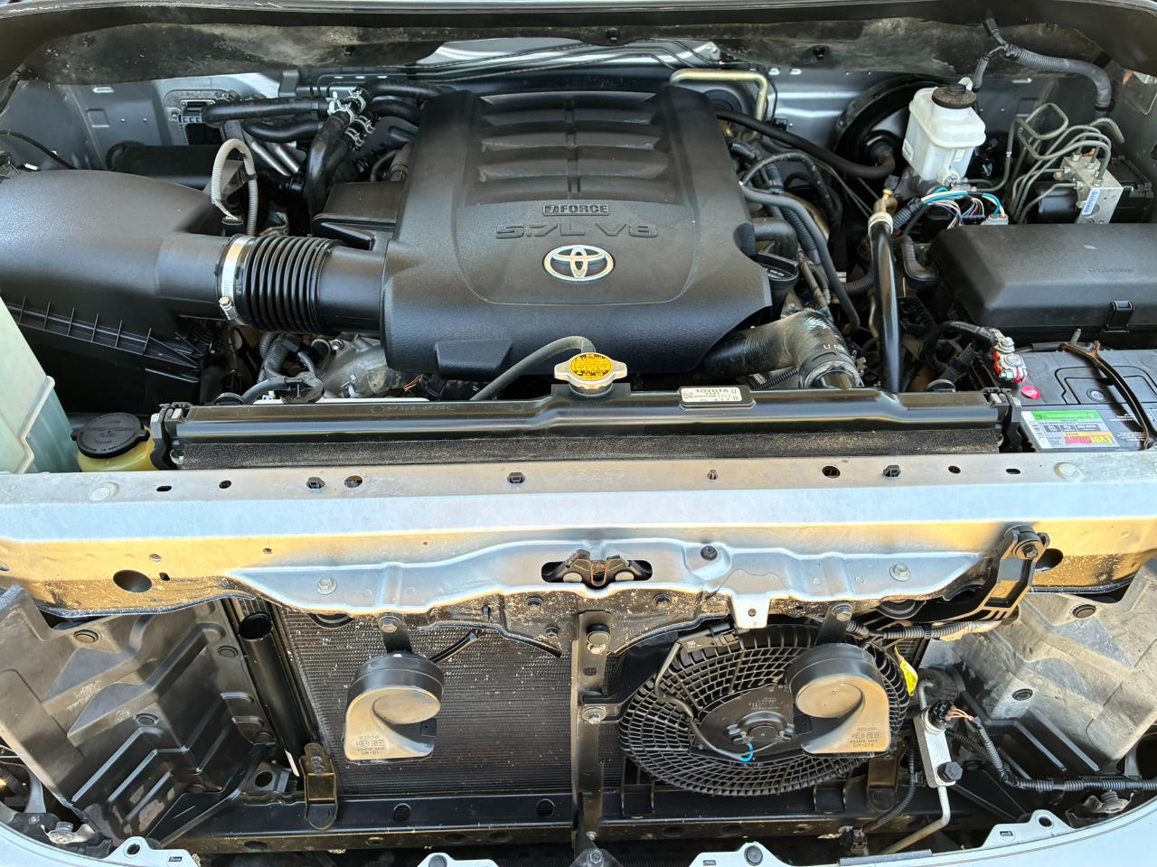 Toyota Sequoia SR5 5.7L 4WD FFV 2015
