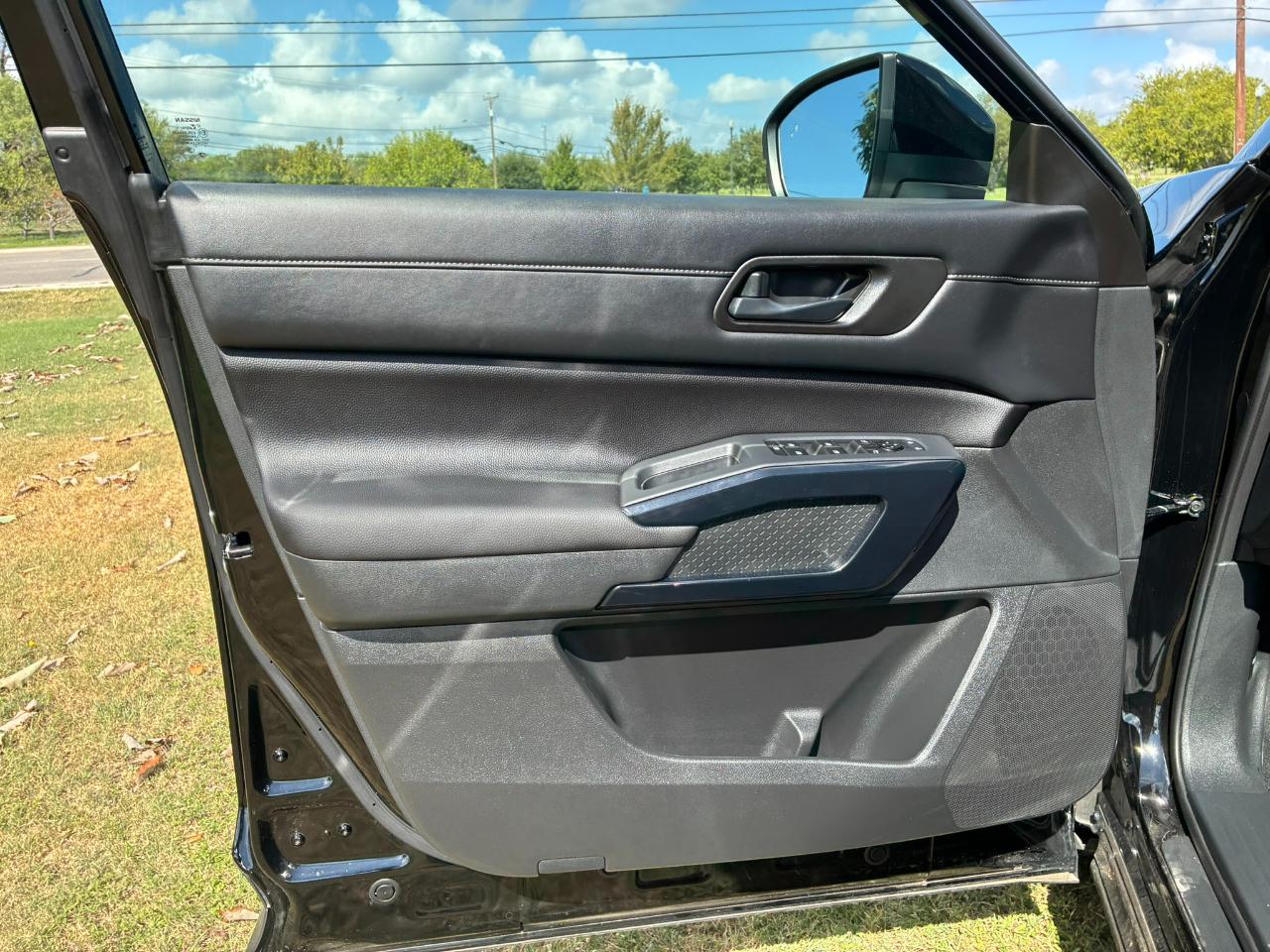 Nissan Pathfinder SV 2025
